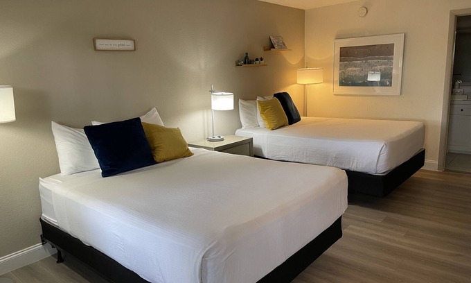 Whitfield Hotel | Heated Pool, Strong WI-FI, TV, Tiki Bar & Grill, Boat and Kayak Rentals