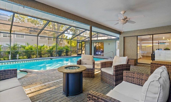 Palm Harbor House | Heated Saltwater Pool & Spa l Family Friendly l Near Beaches & Clearwater