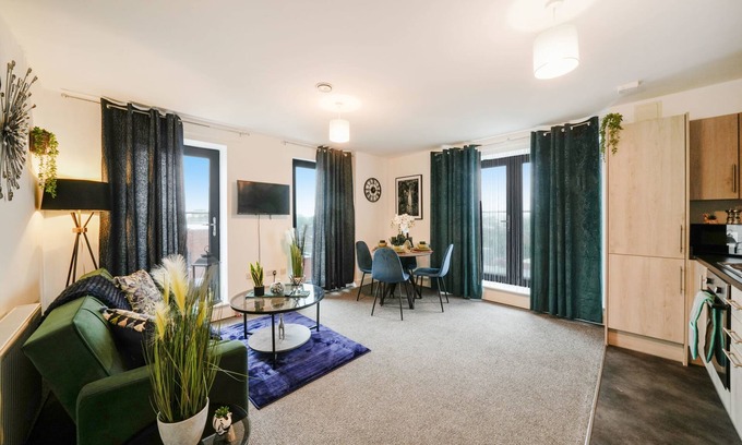 George Green Apartment | Heathrow Gateway Apartment with Balcony & Parking