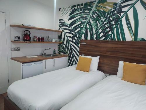 George Green House | Heathrow Windsor Guest house with Airport parking