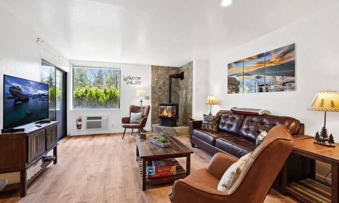 South Lake Tahoe Condo | Heavenly Lakeside Retreat Close to downtown