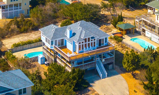 Whalehead Beach House | Heavenly Tides* 3 Min to Beach*Salt Pool *Foosball