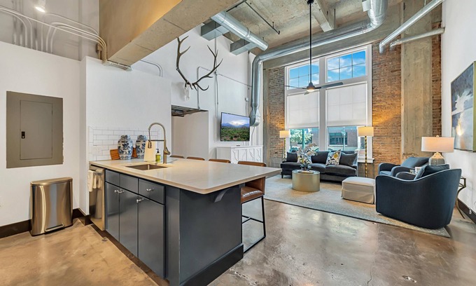 Brazos Condo | Hebrews 13:2- Wonderful 2 bedroom condo downtown Waco, Baylor, Silos