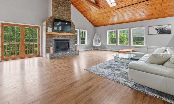 West Minot House | Hebron Hideaway!