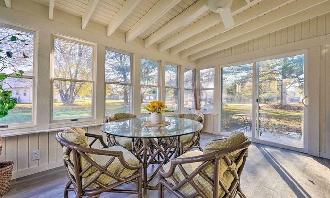 Granger House | 'Hedge House': Just 4 miles to Notre Dame!