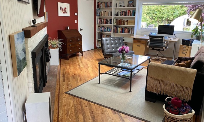 Ganges House | Hedgerow Cottage B & B just steps from Ganges Village waterfront