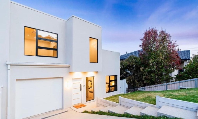 Kooringal House | Heights of Luxury - Elite Contemporary Entertainer