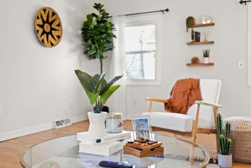 Peoria Heights House | Heights Records - a trendy 2BD