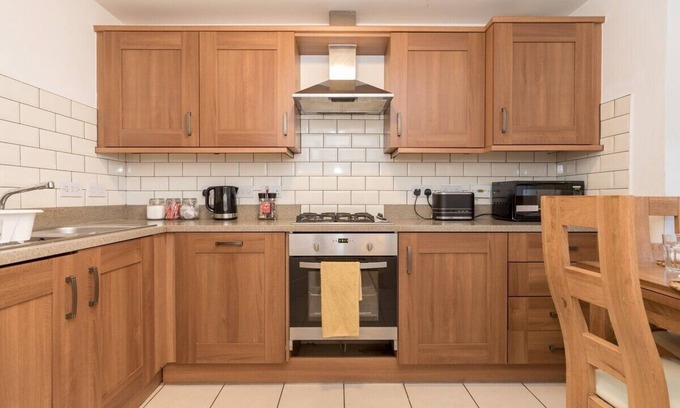 Newport Pagnell House | Heliodoor Apartments Milton Keynes 4-Bedroom House