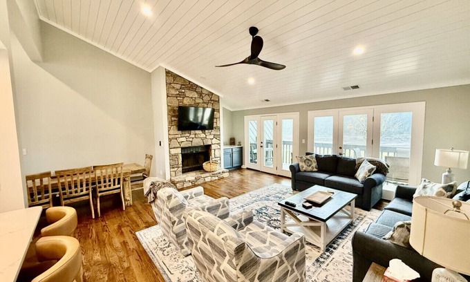 Lake Lure House | ~Hell of a View-Rumbling Bald Elite Lakeside Condo