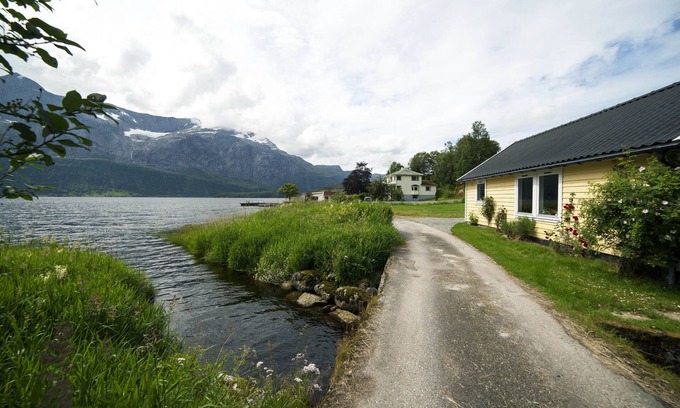 Naustdal Cottage | Helle Gard - Idyllic fjordside cabin