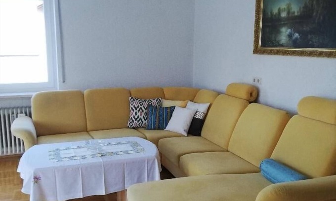Lichteneck Apartment | Helle, Ruhige Komfort-ferienwohnung für Zwei Personen mit Einbauküche und Wlan