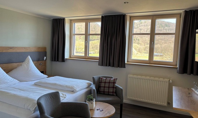 Riedenburg Apartment | Helles Doppelzimmer mit Fernseher