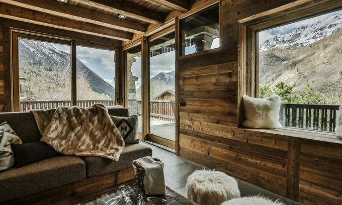 Valtournenche Apartment | HelloChalet - Chalet Seventy One - Larger Family Ski Chalet in the center