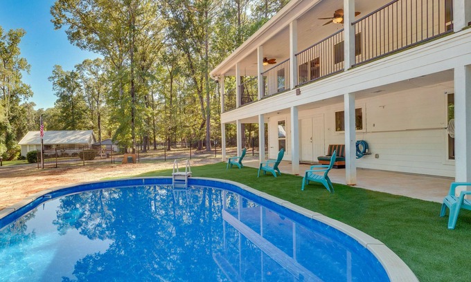 Geneva Apartment | Hemphill Vacation Rental w/Pool, Walk to Lake!