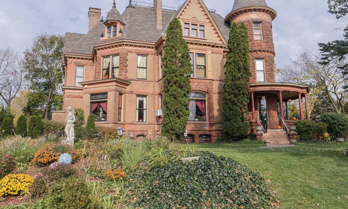 West Main HIll Bed & Breakfast | Henderson Castle