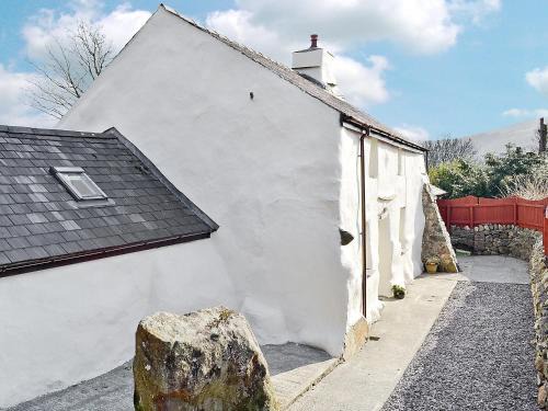 Brynrefail House | Hendy