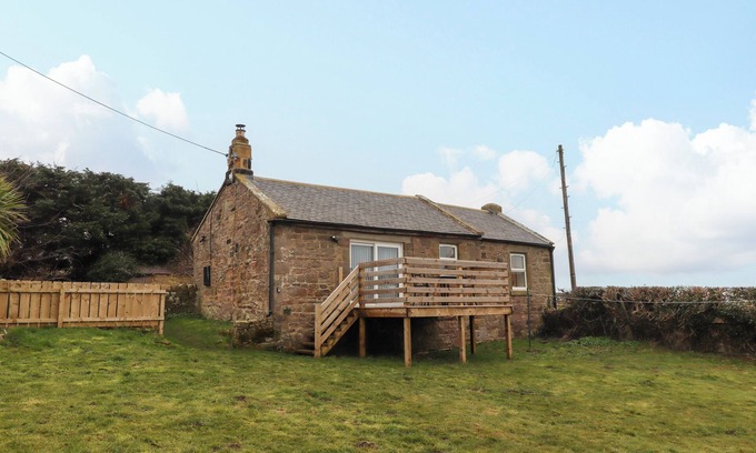 Chathill Cottage | HENHILL LODGE, pet friendly, country holiday cottage in Seahouses