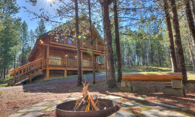 Island Park House | Henrys Cast by KABINO Hot Tub Large Driveway PS4 Dog Friendly Fire Pit Fireplace