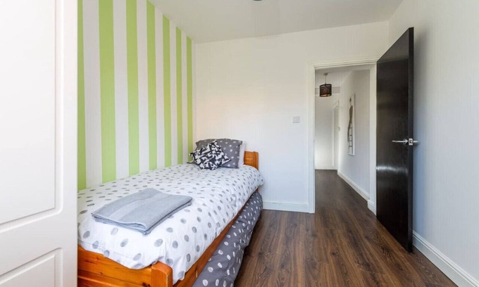 Salisbury House | Hepburn House 4 Bedroom Property - Stayseekers