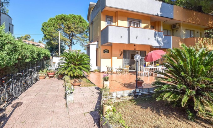 Simeri-Crichi House | Here you will occupy part of a pretty two-family house with garden in the Gulf of Squillace, about 2