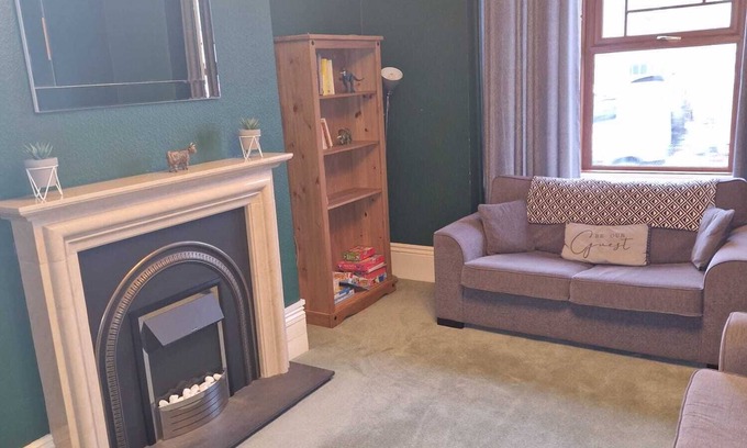 Hereford House | HEREFORD – Falcon House: Spacious 5-Bed with Games Room, Sleeps 14