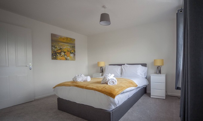 Hereford House | HEREFORD – Kestrel House: 4-Bed Home North of City, Parking for 2, Sleeps 7