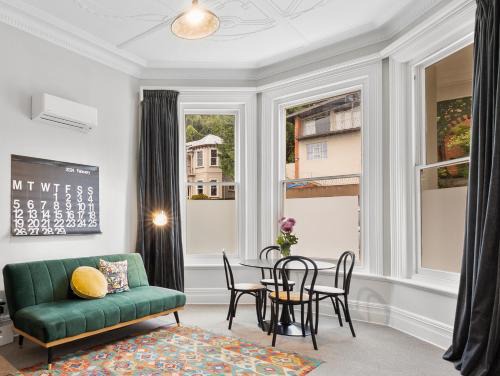 Dunedin City Centre Villa | Heritage Honey - Walk to Octagon, Museum & Cafes
