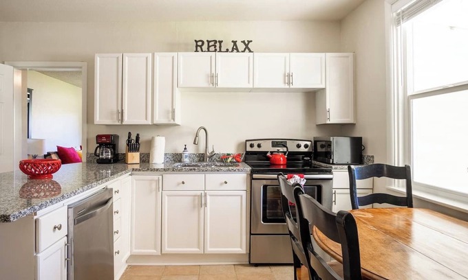 Heber House | Heritage House -Great Location, Skiing, Walk to Restaurants, Sports Fields, Train. Large rooms
