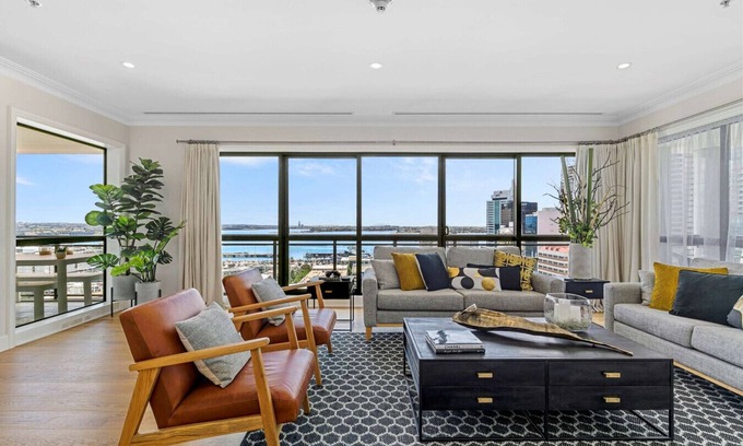 Auckland Central Business District Apartment | Heritage Penthouse with Rooftop Pool & Balcony