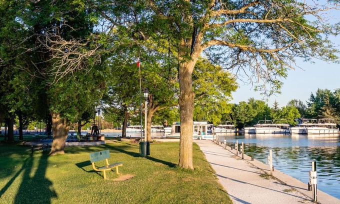 Smiths Falls Apartment | Heritage Rideau 1Br Apartment Free Parking 1