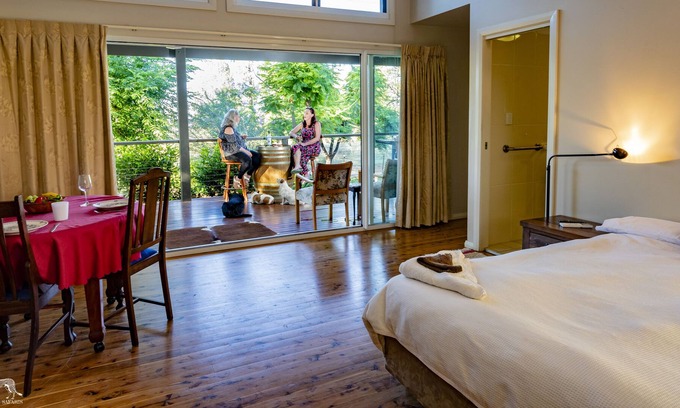 Cumboogle Apartment | Heritage Studio with shared kitchen, short drive to zoo, rural setting