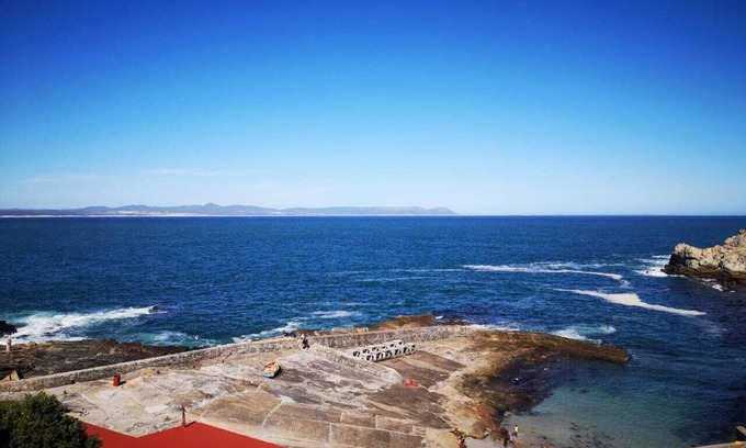 Westcliff Bed & Breakfast | Hermanus Huisie - Charming and Spacious room with on suite bathroom - 80s feel.