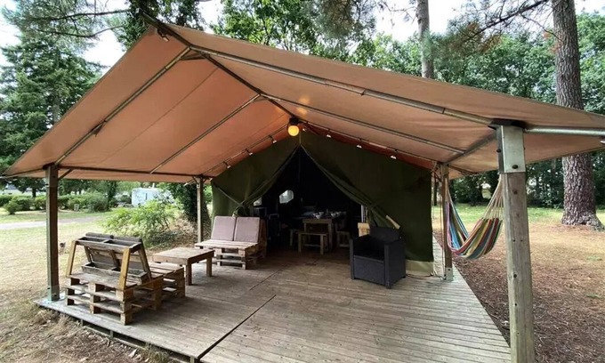 Guemene-Penfao RV Rental | Hermitage Campsite* - American tent 3 rooms 5 people