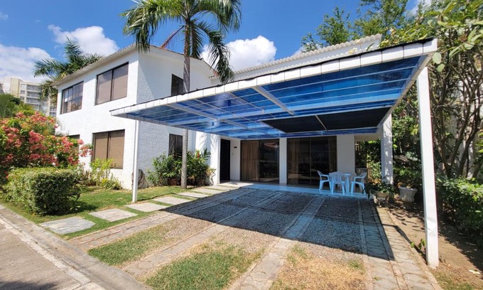 Ricaurte Villa | Hermosa casa con Jacuzzi privado y piscina comunal