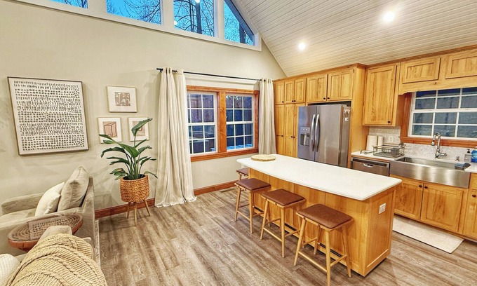 Sylva House | Heron's Loft! Beautiful 2-bedroom house in Sylva, above the Tuck and near WCU!
