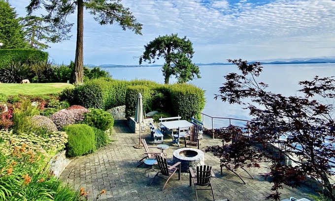 Saanichton House | Heron's Retreat - Tranquil Oceanfront Estate
