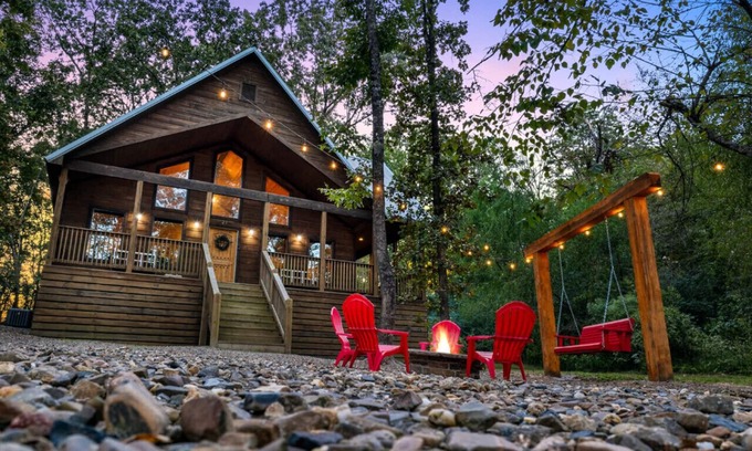 Broken Bow Cabin | Hey There Delilah · Romantic Honeymoon Haven with Private Hot Tub and King Suite