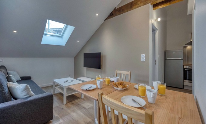 Secteur 1 Apartment | #HG | Beautiful T2 renovated in the hyper center, facing train station ๐