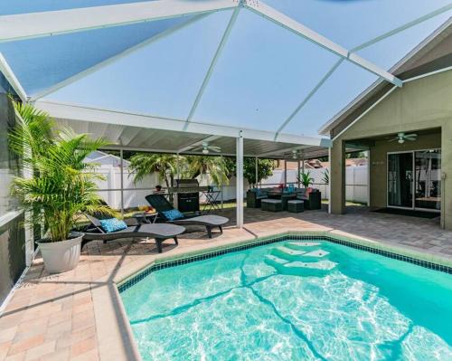 Bearss Plaza House | (HGR) Poolside Paradise: Vacation retreat. (Heated Pool)