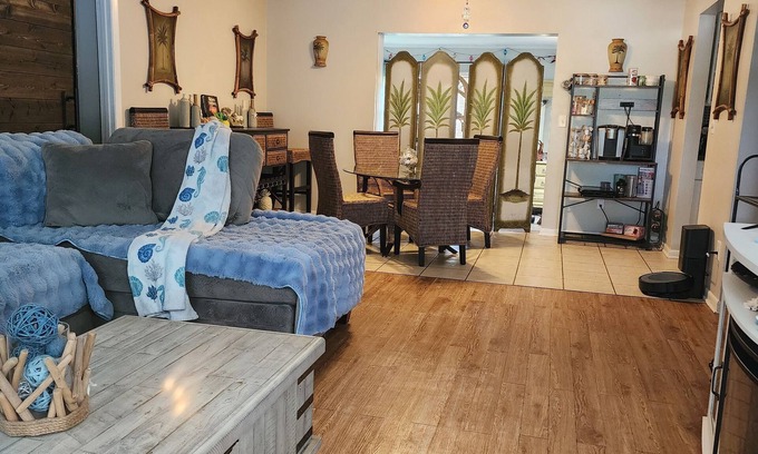 Berkeley Manor House | Hibiscus Hideaway nCozy home, Pet Friendly, Pool, Hot Tub, Kayaks & Bikes