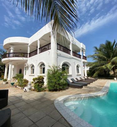 Ghanatown Villa | Hibiscus WhiteHouse