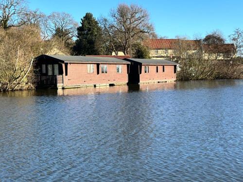 Smallburgh Boat Rental | Hickling Broads Lodge Houseboat