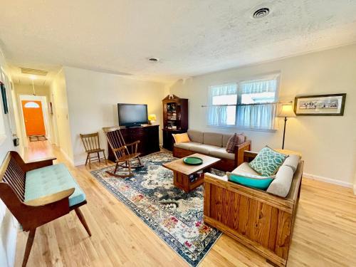 Country Club Estates House | Hickman street 304