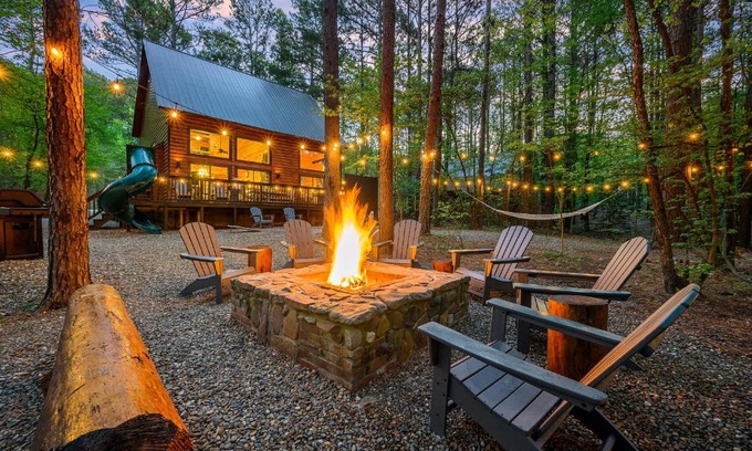 Broken Bow House | Hickory Bear - Cabin surrounded by pines, Sleeps 10, Hot Tub, Fire Pit, Arcade, Foosball Table & Deck Slide