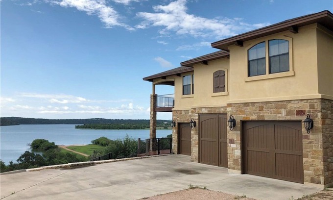 Oatmeal House | Hickory Lake House on Lake Travis 5 min to Hidden Falls Adv Park or Camp Creek n