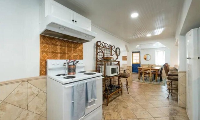 Denton Apartment | Hickory St. Lodge @ the square!