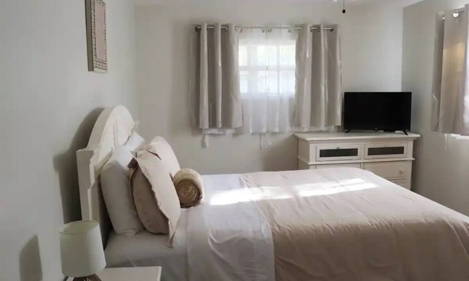 Lakeland House | Hidden Emerald-Apartment with Kitchen and Laundry