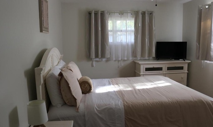 Lakeland Apartment | Hidden Emerald-Apartment with Kitchen and Laundry