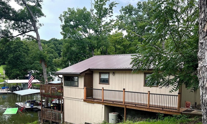 Stover House | Hidden, family-sized lakefront gem in a quiet cove.